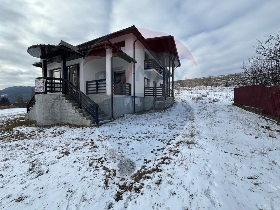 8 room House / Villa for sale, Darmanesti area