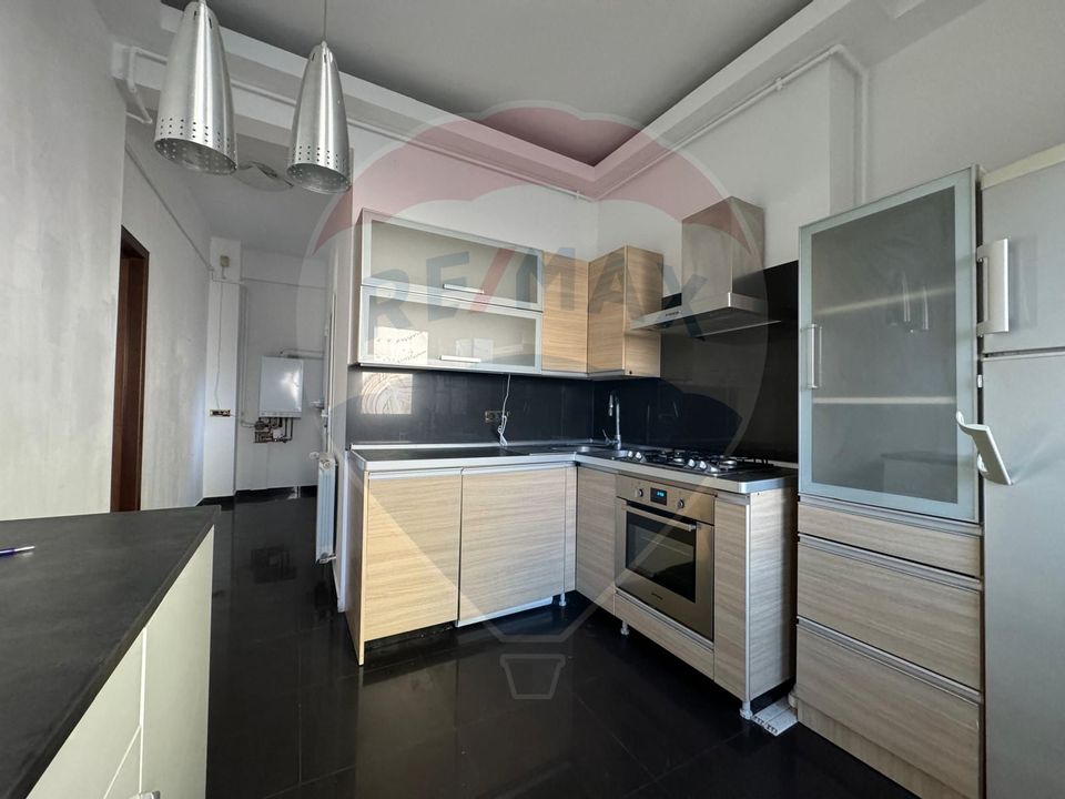 Apartament cu 4 camere de închiriat în zona Casin