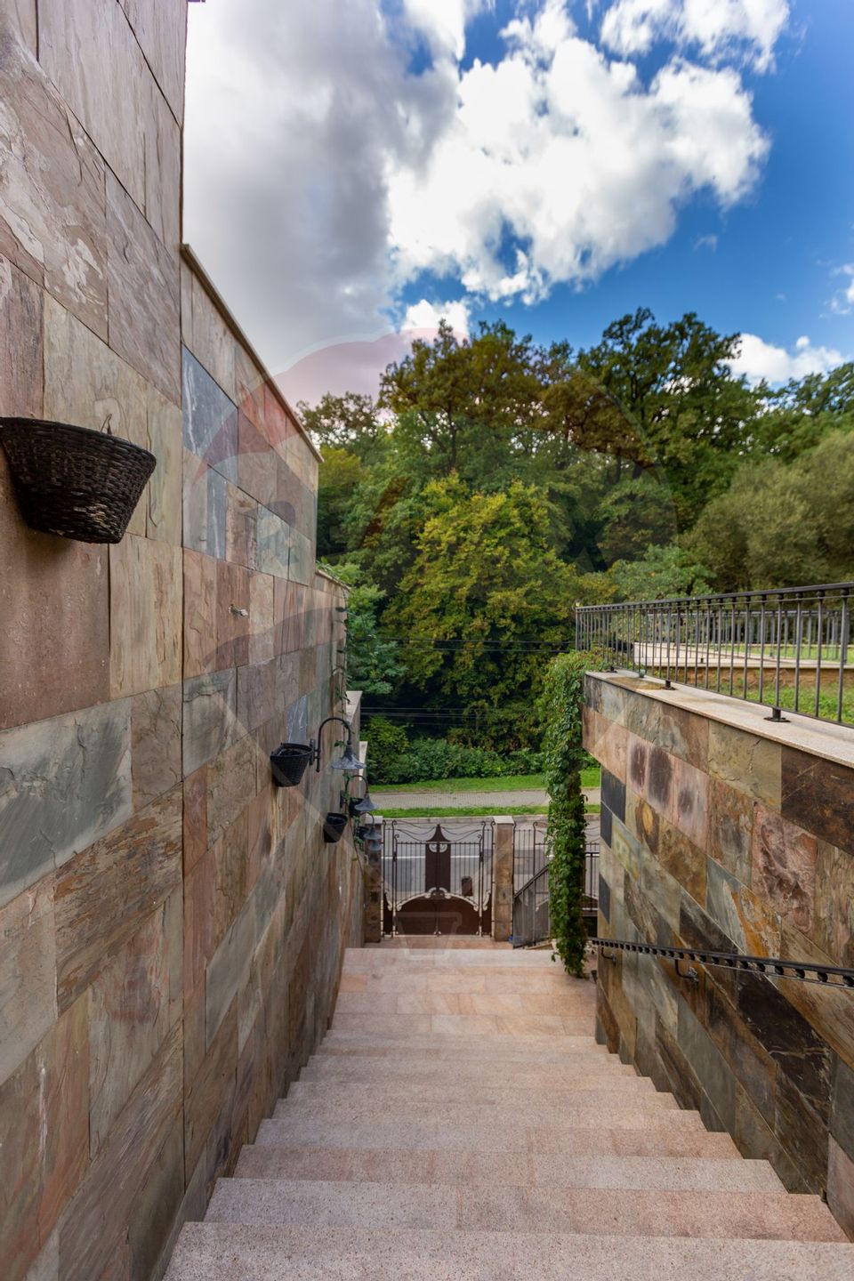 Casă spectaculoasă în Mediaș – reședința antrenorului Cristi Pustai