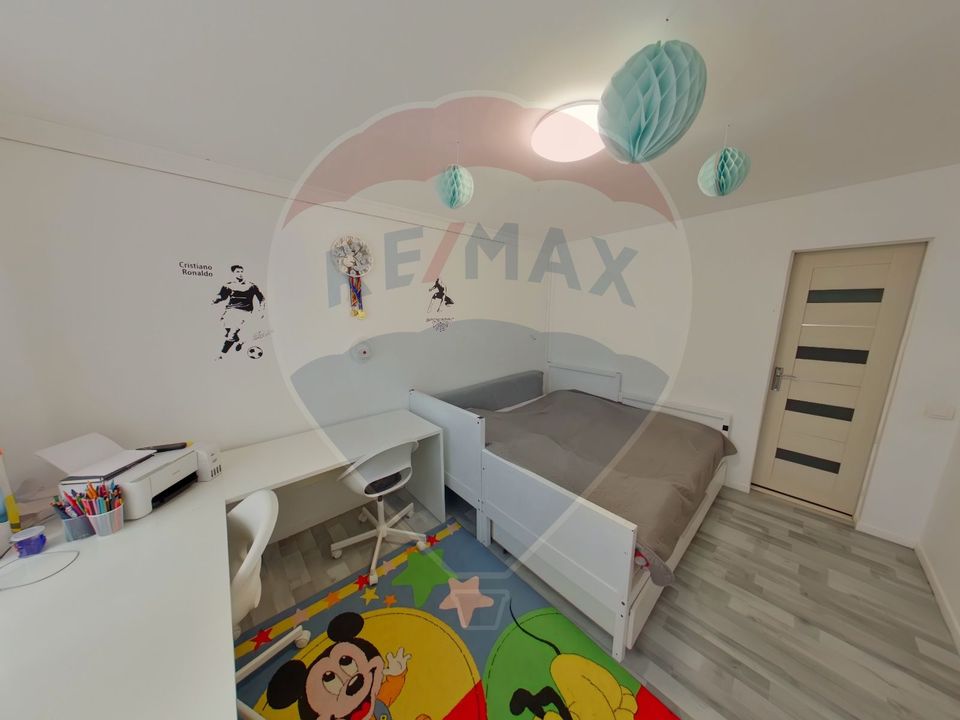 Casă / Vilă cu 3 camere de vânzare în zona Est