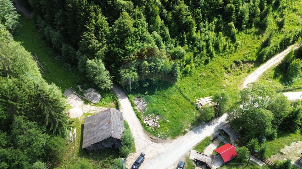 Teren de vânzare la munte cu râu în față și priveliște superbă