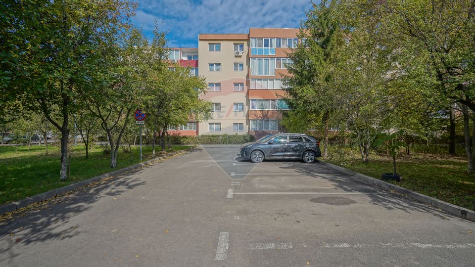 Apartament cu 3 camere de vânzare în Tractorul, Str. Independentei