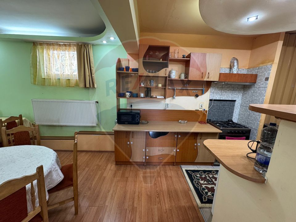 Casă / Vilă cu 5 camere de închiriat în zona Calea Romanului