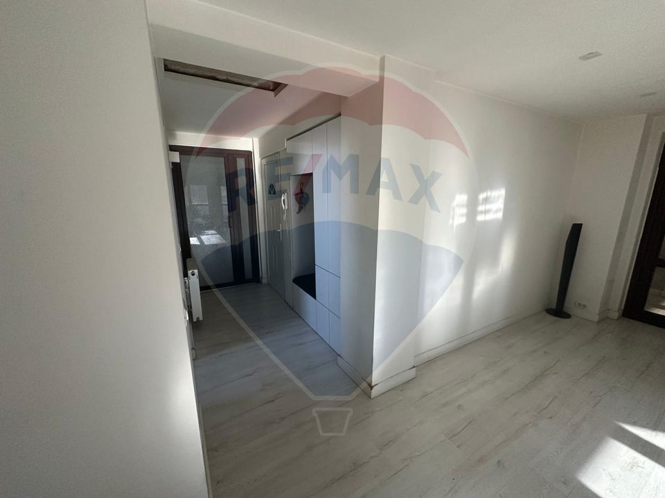 Apartament cu 4 camere de vânzare în zona Rovine