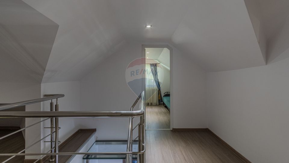 Casă / Vilă cu 10 camere de vânzare in Moieciu de Jos