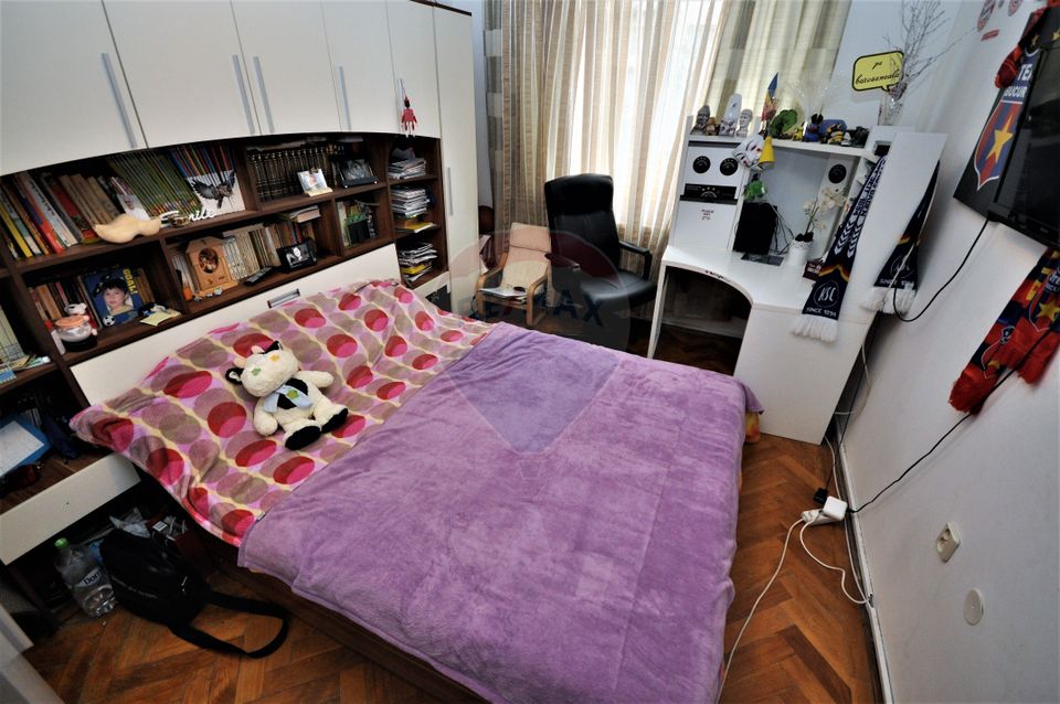 Vanzare apartament cu 3 camere, strada Harmanului.