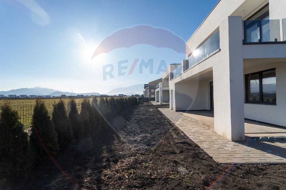 Casă Modernă de Vânzare în Sânpetru