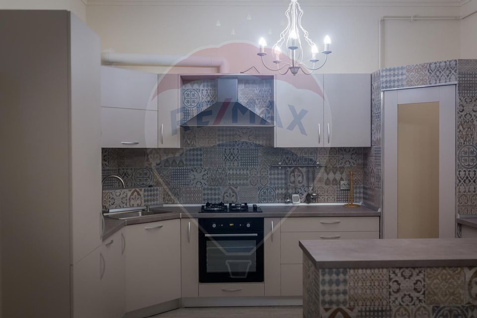 Inchiriez apartament superb cu 4 camere în zona Ultracentral