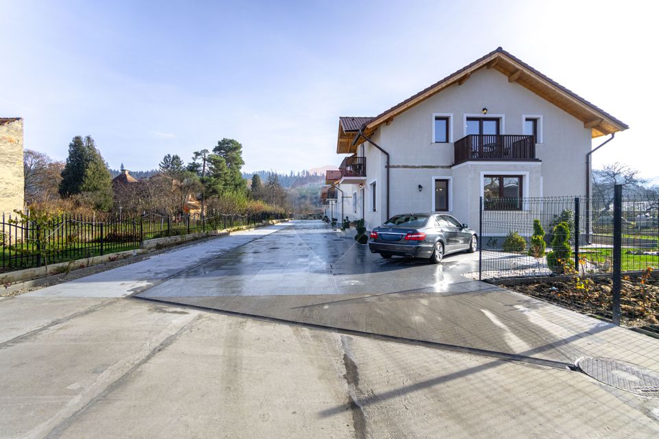 CASE NOI ÎN ARHITECTURĂ ALPINO-MODERNĂ CU ALEE PRIVATA | CRISTIAN