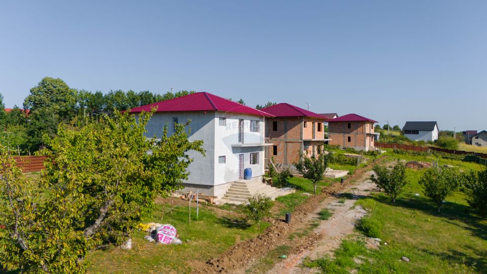 Casă/Vilă la Cheie, 5 Camere 600mp teren de Vânzare, Tomești-Chicerea