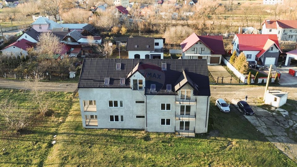De vanzare bloc la gri format din 9 apartamente