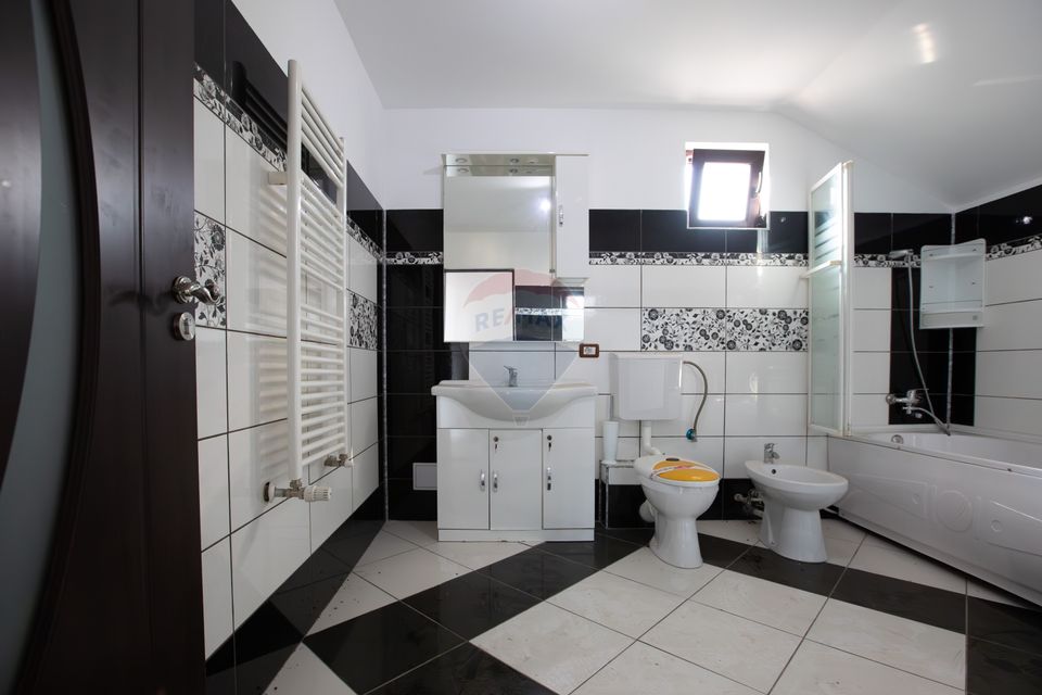 Hală 1.000 mp + curte 3.200 mp + CASĂ 160 mp BONUS | Acces TIR | Bacău