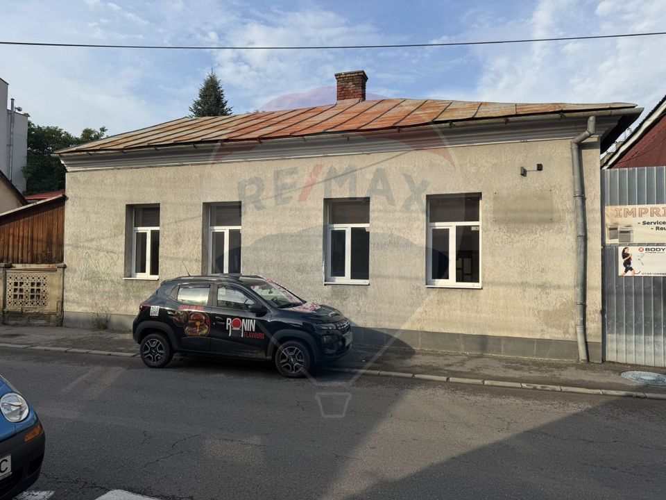 Apartament ultracentral cu curte, 2 unități locative. Str. Pitesti