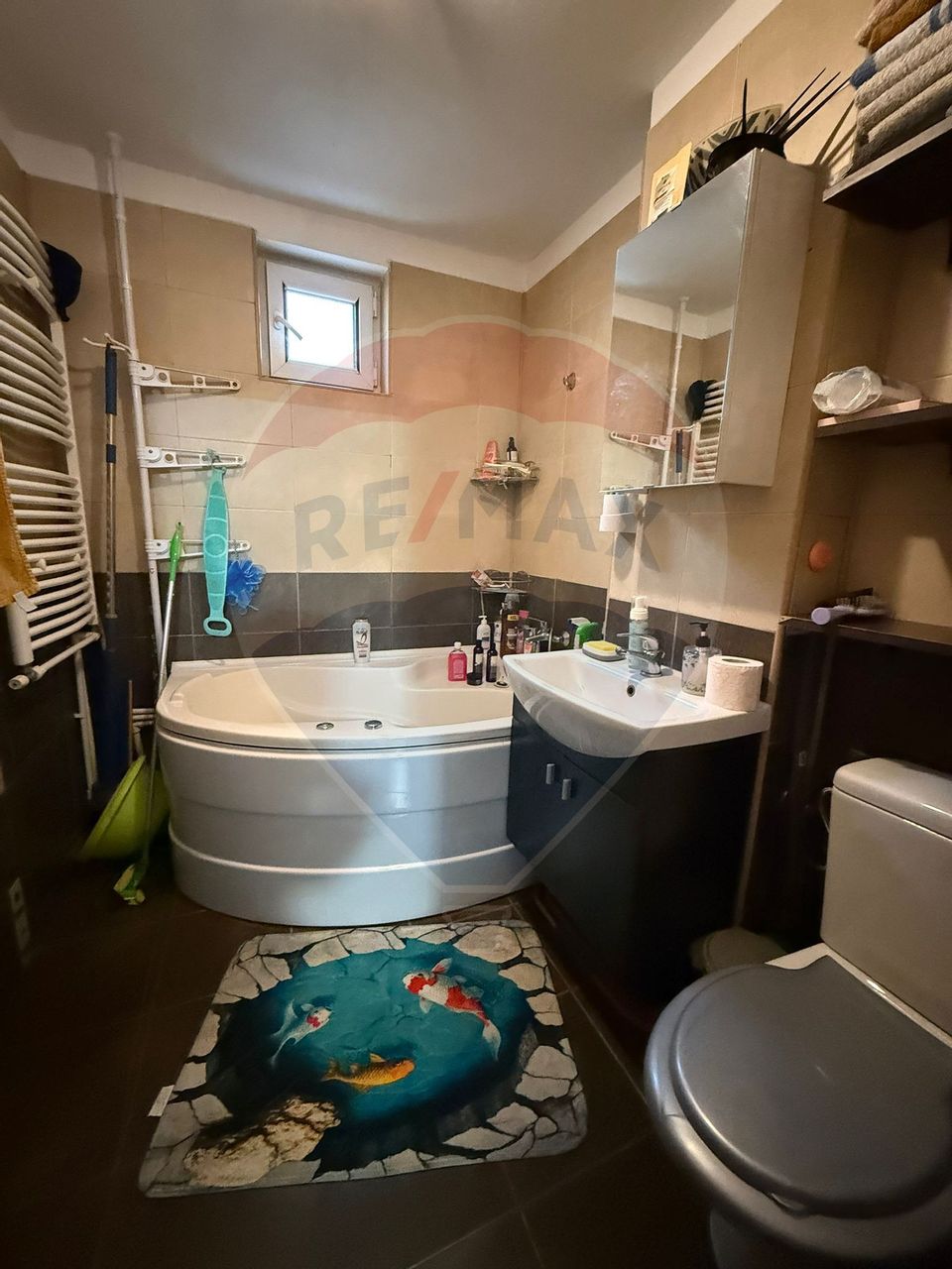 Apartament cu 3 camere de vânzare în zona Lapus