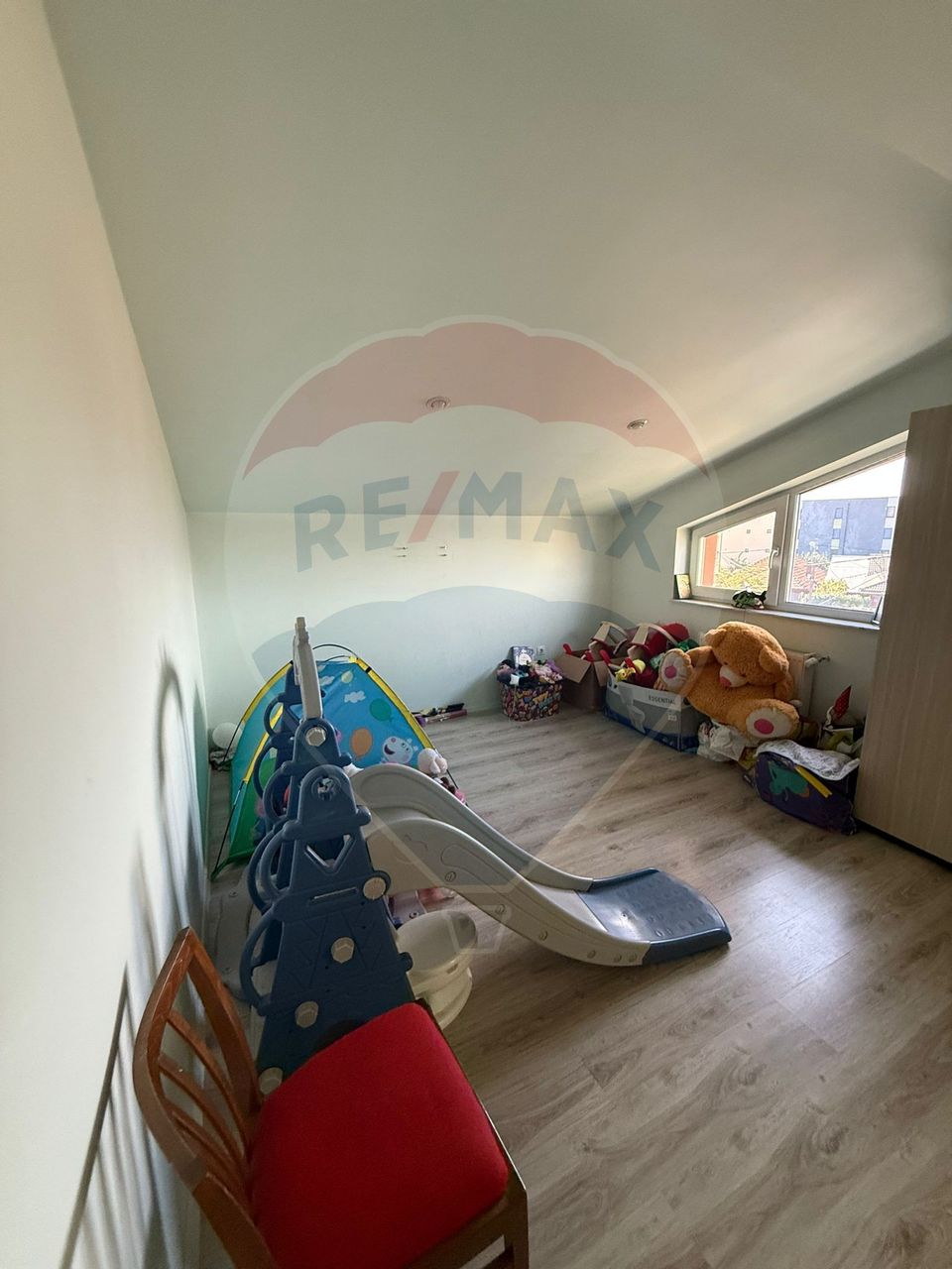 Casă / Vilă cu 9 camere de vânzare în zona 1 Mai