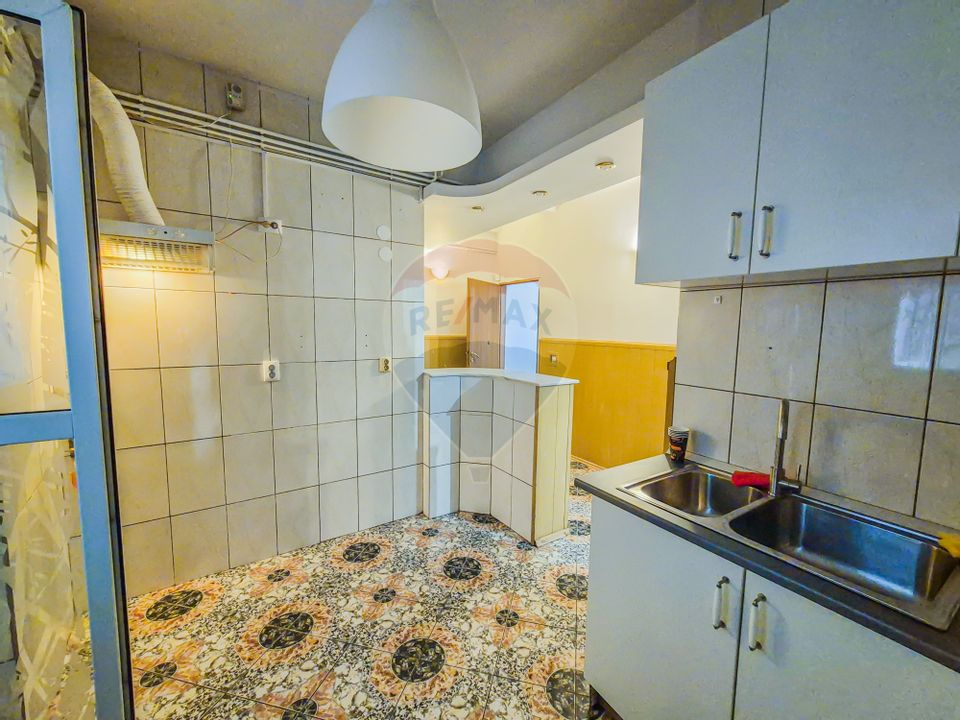 Apartament cu 4 camere de inchiriat, situat in zona Armenesca
