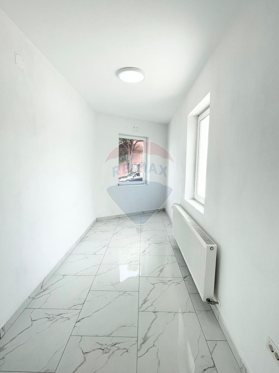 Hala constructie noua + spatiu de birouri stradal