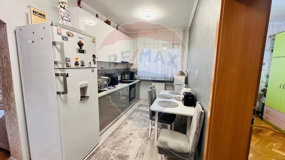 Apartament cu 3 camere de vânzare în zona Rogerius