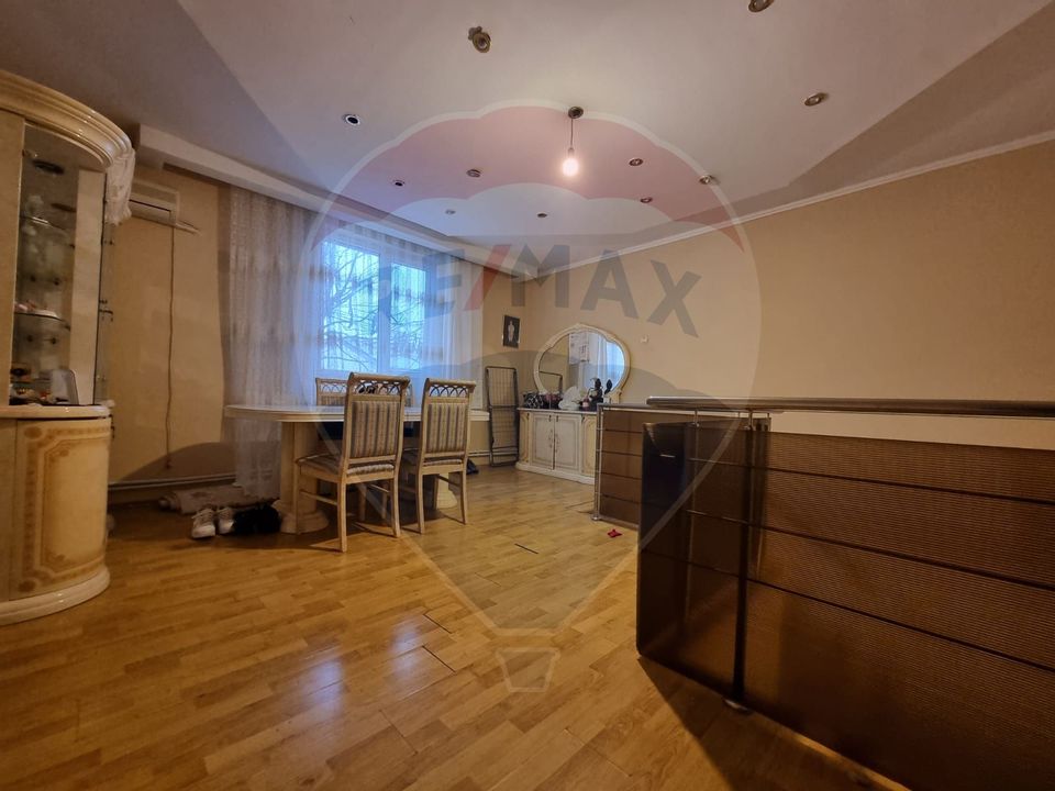Casă / Vilă cu 4 camere de închiriat în zona Delfinariu