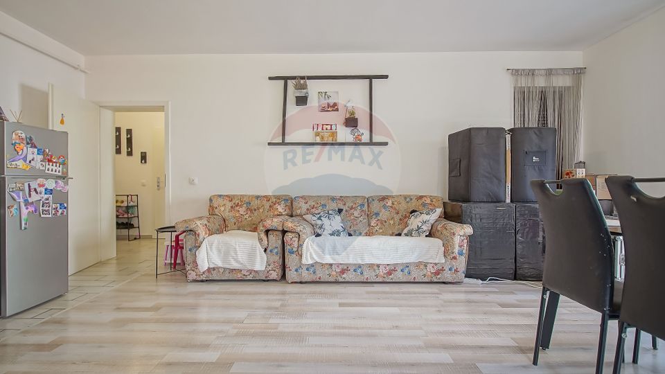 Apartament cu 3 camere de vânzare în zona Tractorul