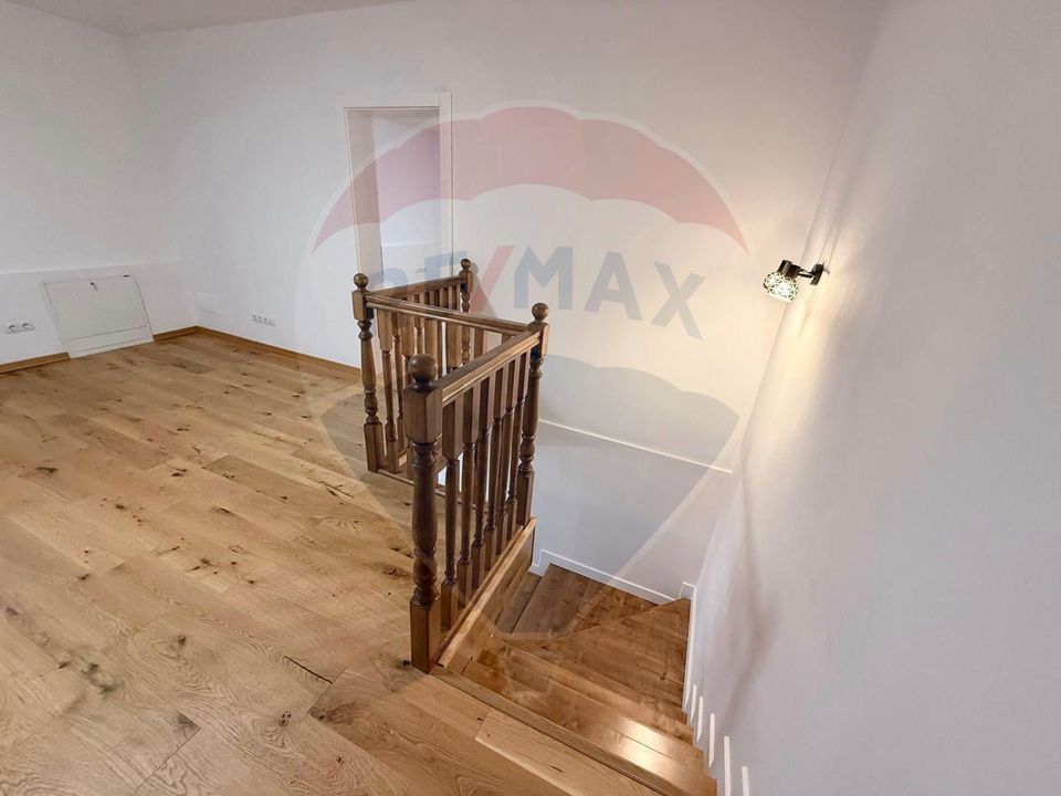 Apartament 4 camere, pe 2 niveluri si curte comuna în Centru