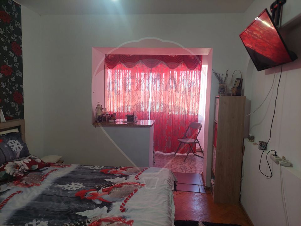 Apartament cu 4 camere decomandat de vânzare în Moinesti