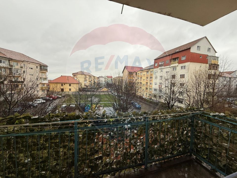Apartament cu 3 camere de vânzare în zona Valea Aurie