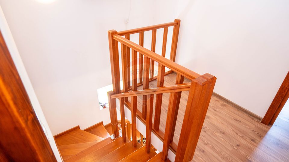 Vanzare vilă Bacu P+1+Pod, livadă, acces rapid A0/A1/Centură