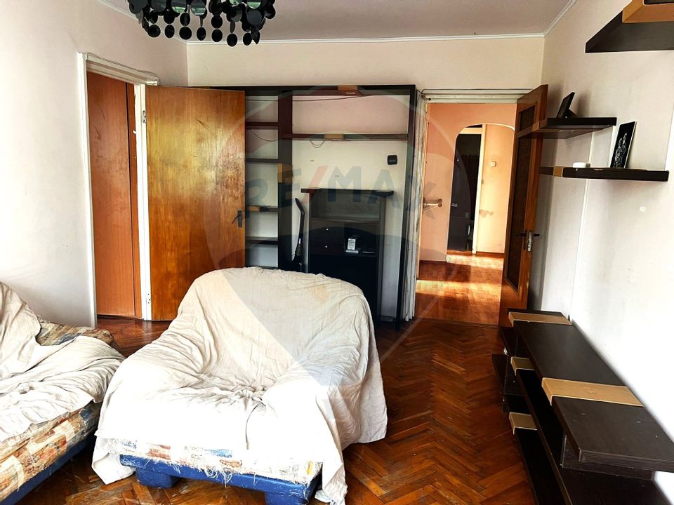 Apartament cu 4 camere de vânzare în zona Mosilor