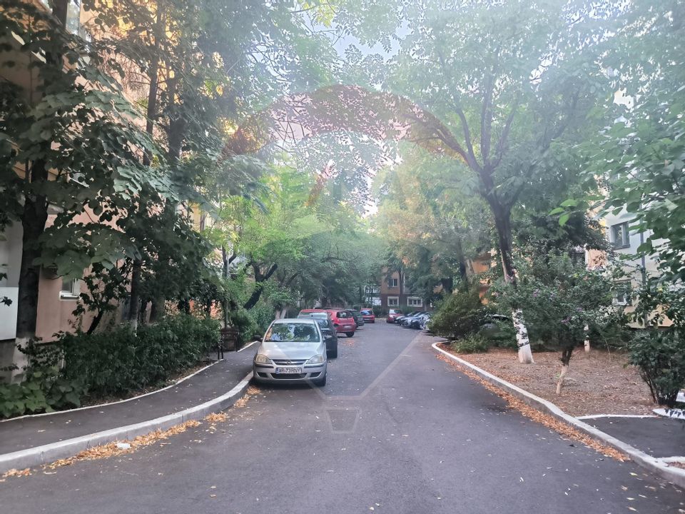 Vanzare ap 3 camere 2 bai etaj 1 complet decomandat  zona Miorita