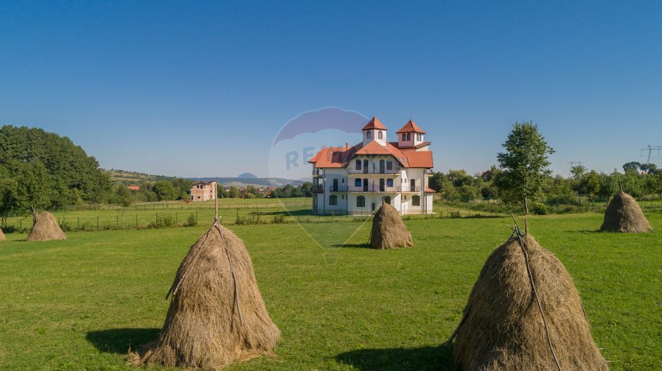 Building with medieval architecture, with multiple destinations