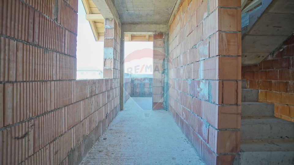 Villa in red, with 823sqm land in Cristian, Str C-tin Brâncoveanu