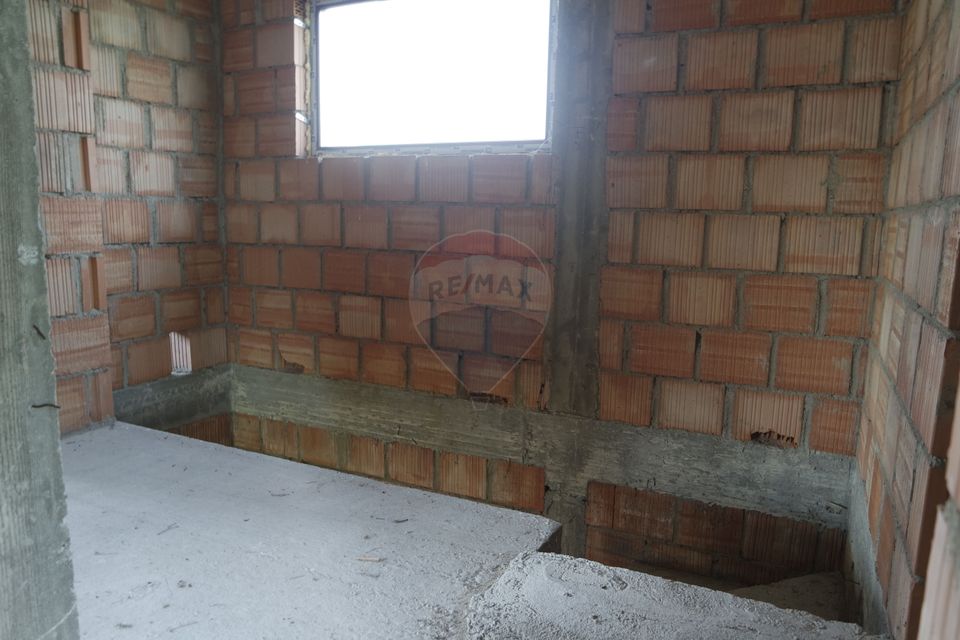 CASA CUPLATĂ DE VÂNZARE la rosu sau la semifinisat în Tăuții Măgherăuș