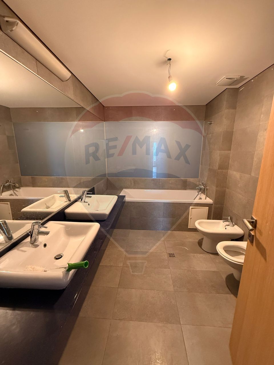 Apartament cu 3 camere de închiriat în zona Barbu Vacarescu