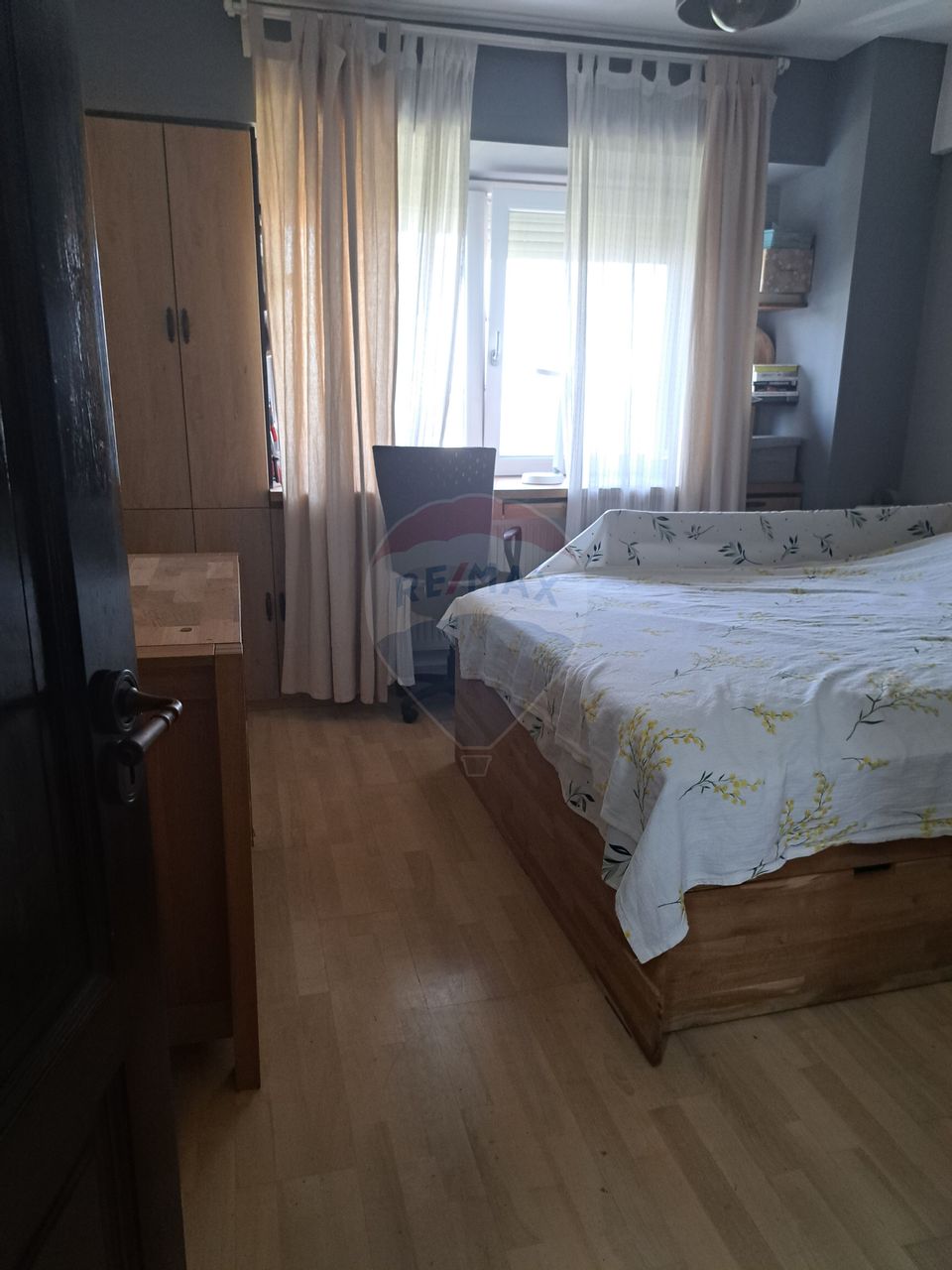 3 camere de închiriat, zona Consul, etaj 4 din 10