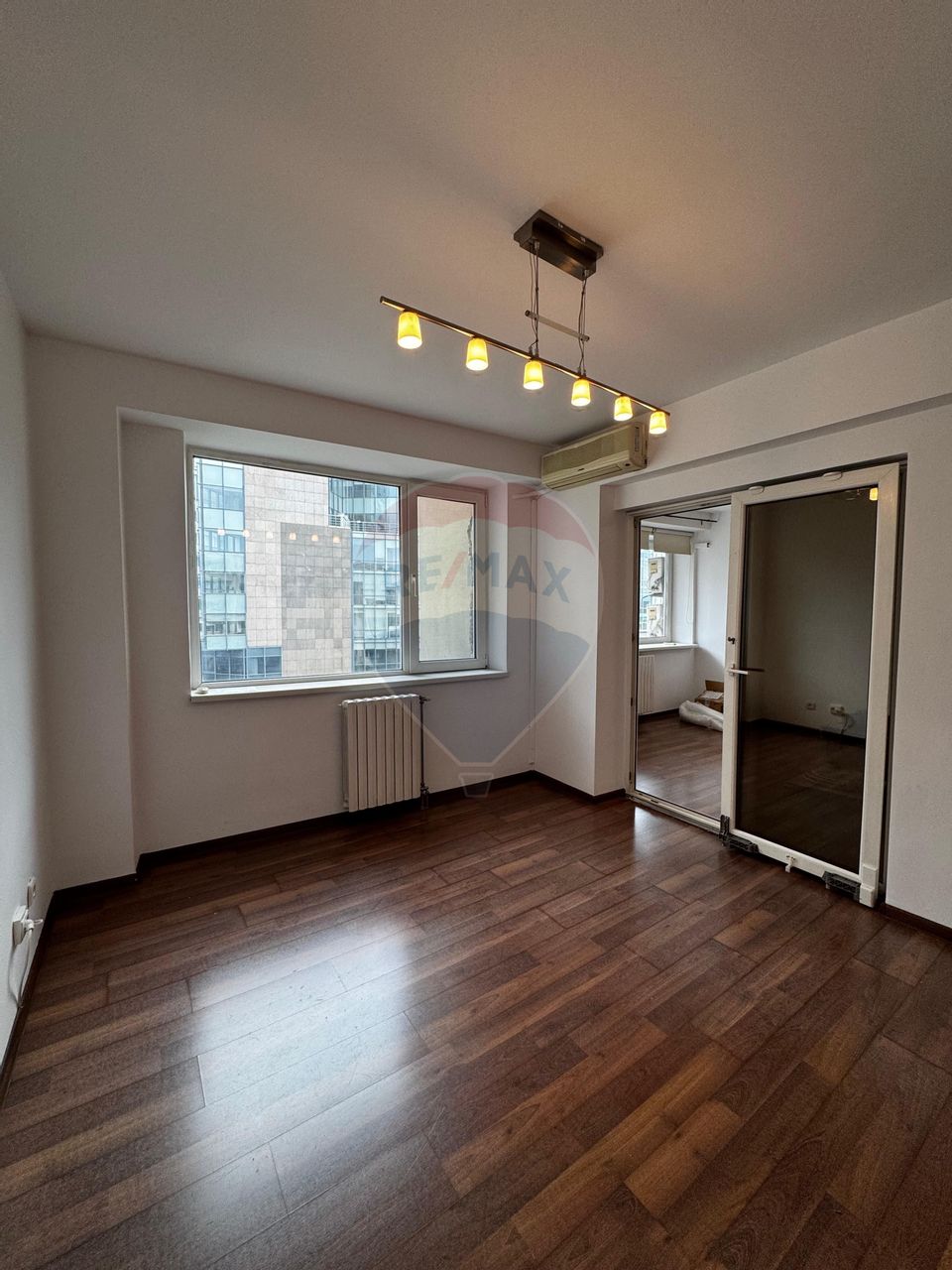 Apartament cu 4 camere/birou de închiriat Piata Victoriei