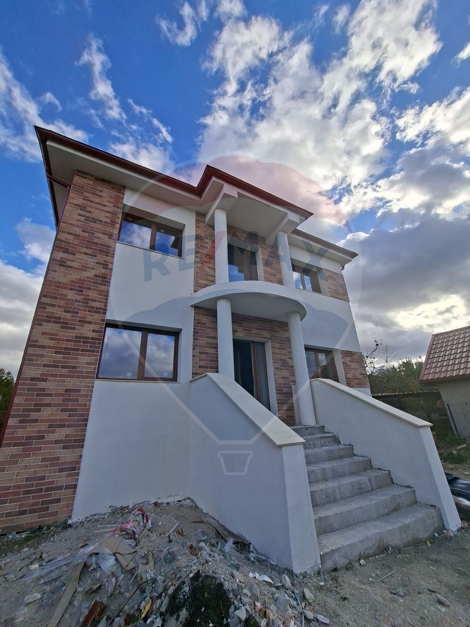 COMISION 0% Casă cu 4 camere de vânzare în Dezmir, 700 mp de teren