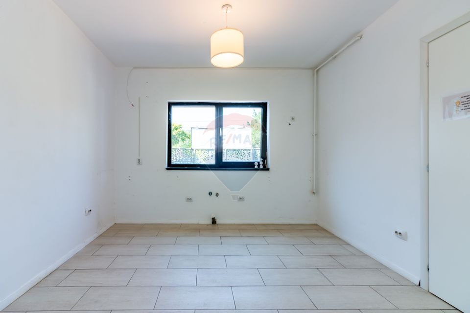 Casă / Vilă in Corbeanca,  toate utilitatile, strada principala