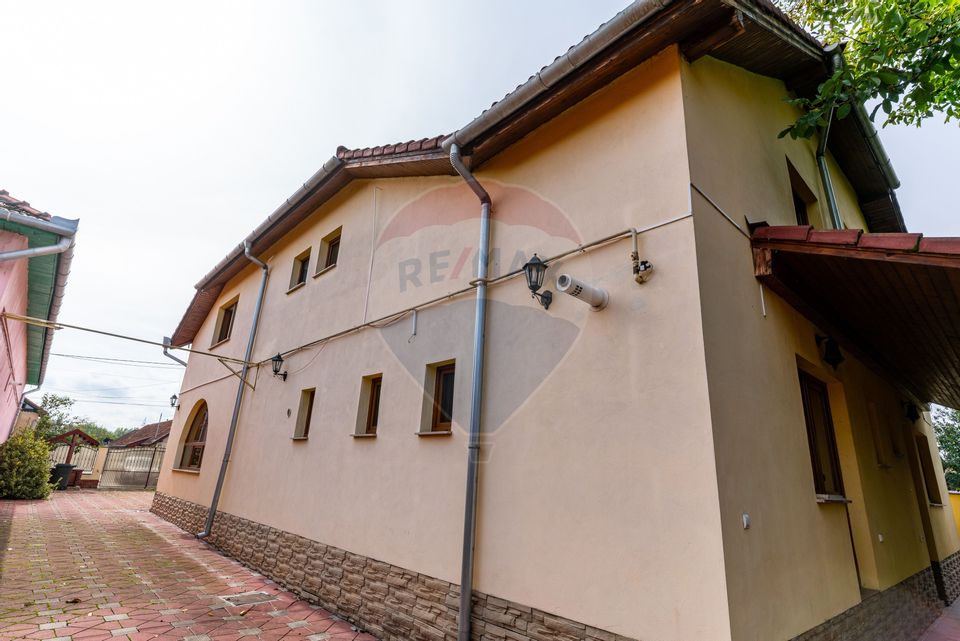 Vila /Pensiune 6 camere in Cristur, jud Hunedoara