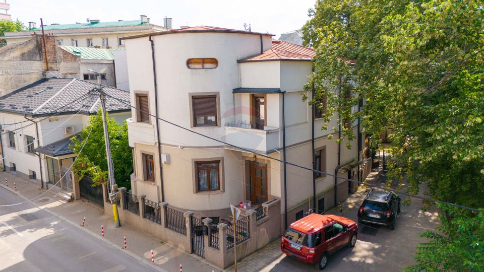 Apartament cu 4 camere de vânzare în zona Central