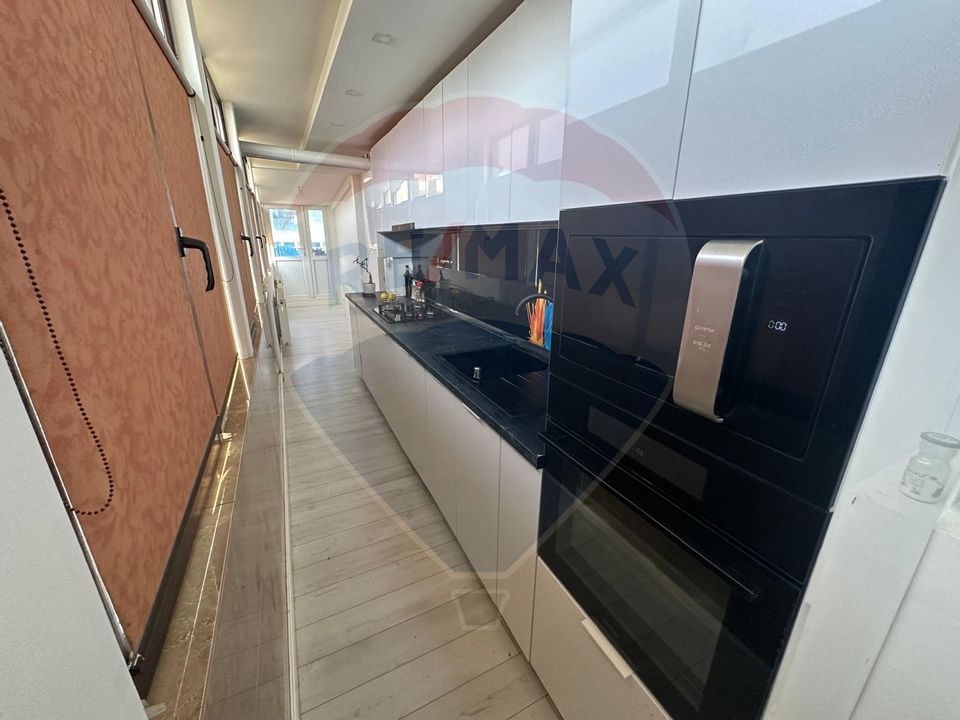 Apartament cu 4 camere de vânzare în zona Rovine