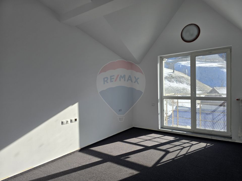 Villa / Guesthouse / Seniors' Asylum, beautiful Moeciu area, parking