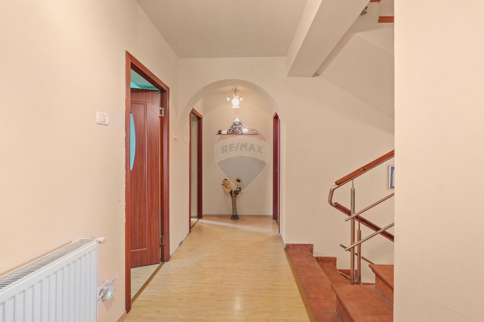 Casă / Vilă cu 6 camere de vânzare - Oraselul Copiilor