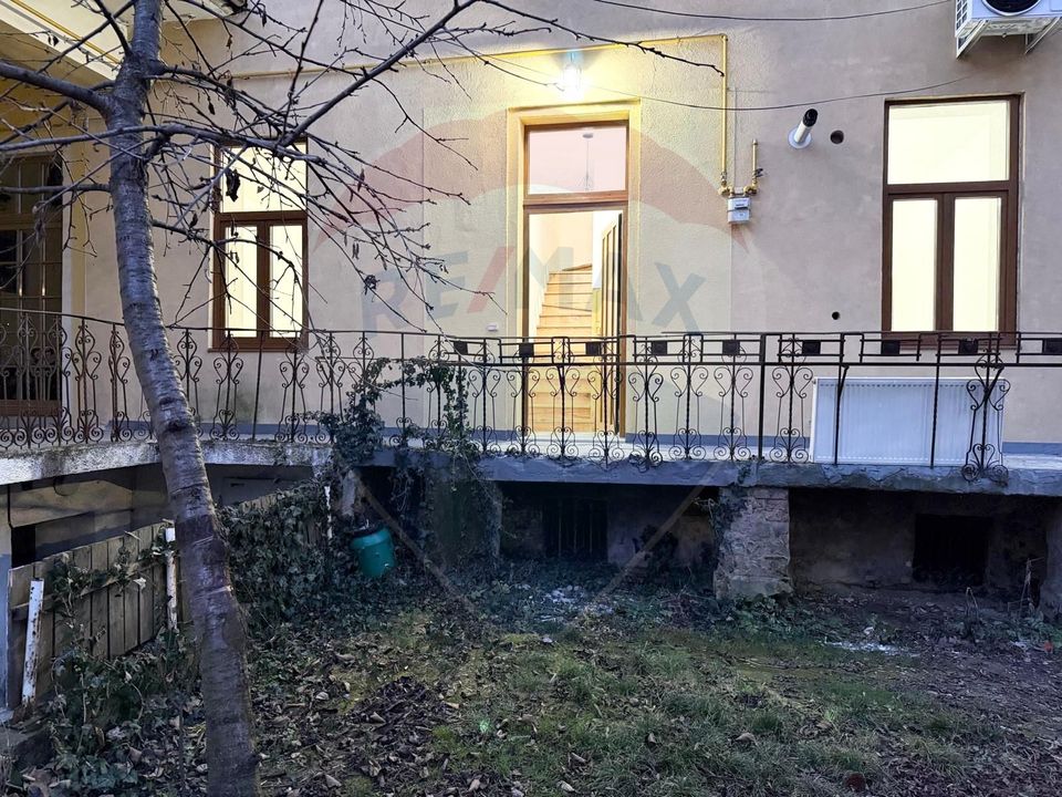 Apartament 4 camere, pe 2 niveluri si curte comuna în Centru