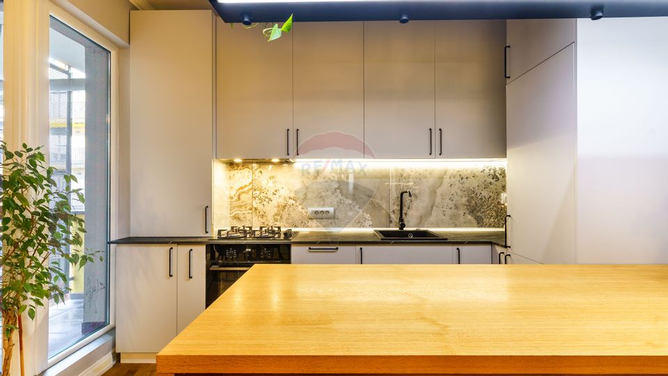 Apartament cu 3 camere de vânzare în zona Semicentral