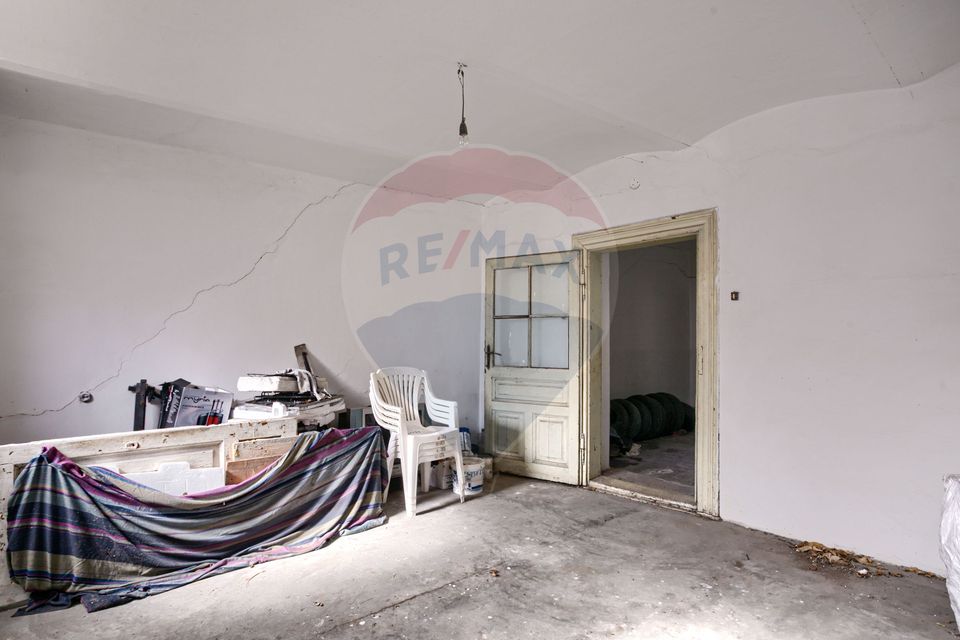 Apartament 4 camere spațioase,  curte,  zona Piata Catedralei