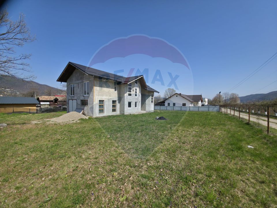 Teren intravilan + casă la roșu de vânzare – Vădurele, jud. Neamț