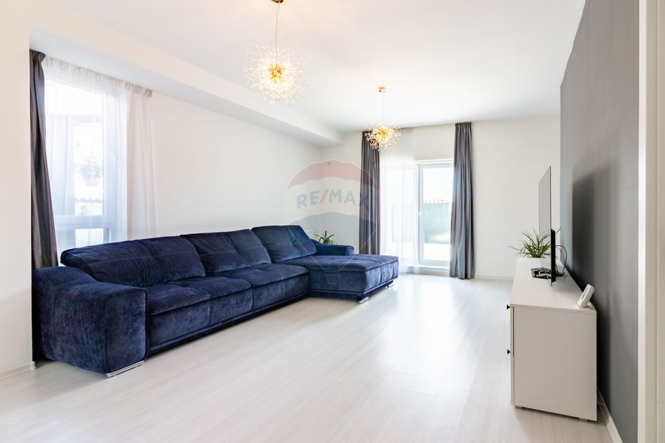 For sale House / Villa with 4 rooms in Tunari