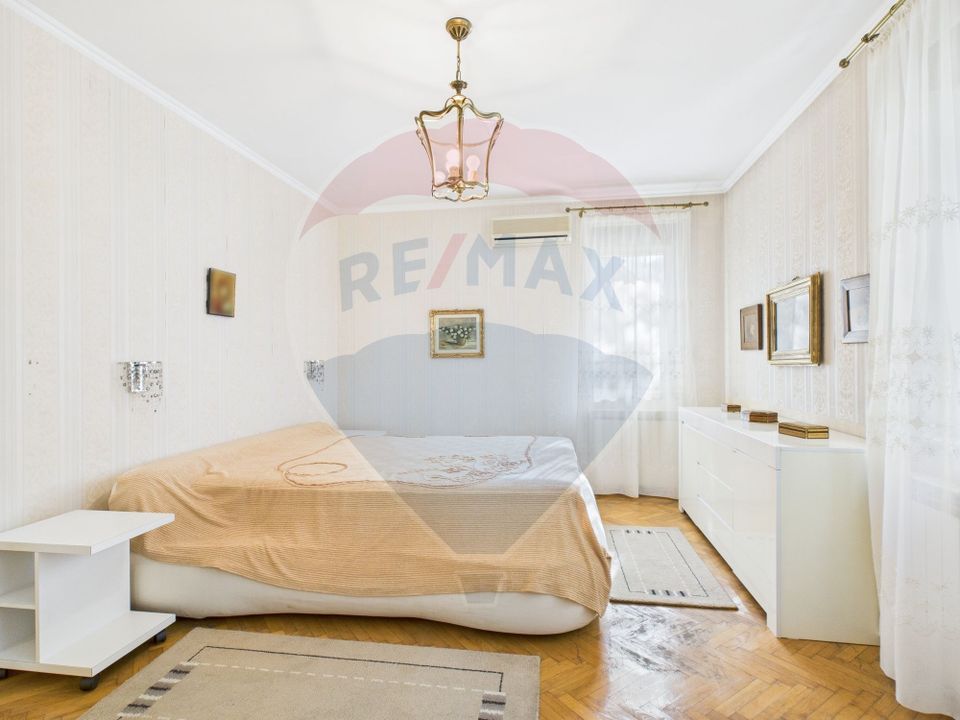 Spectacular villa in Balotesti, 5000 sqm courtyard and indoor pool