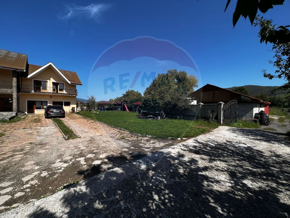 Casa cu 7 camere cu lac de vanzare in Darmanesti